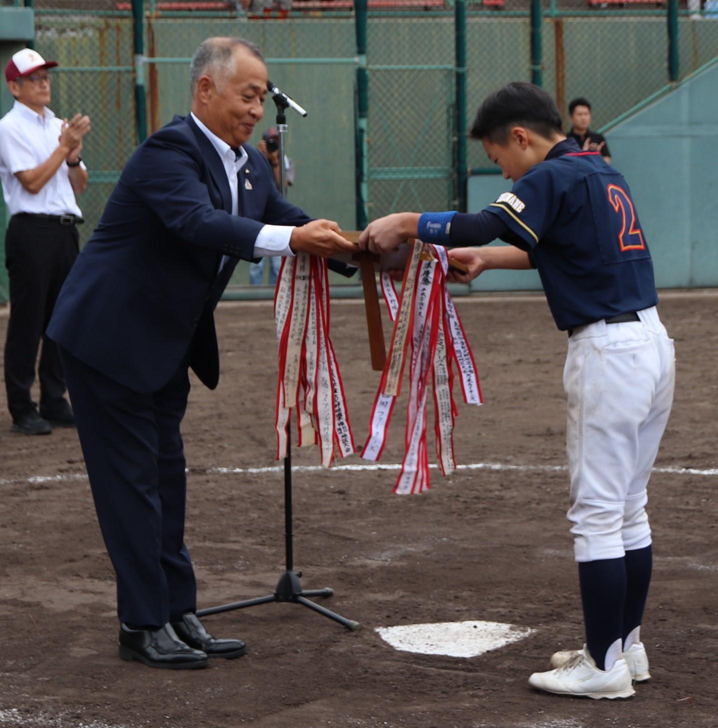 準優勝の隠岐アキレスに盾を授与する中村副本部長.JPG