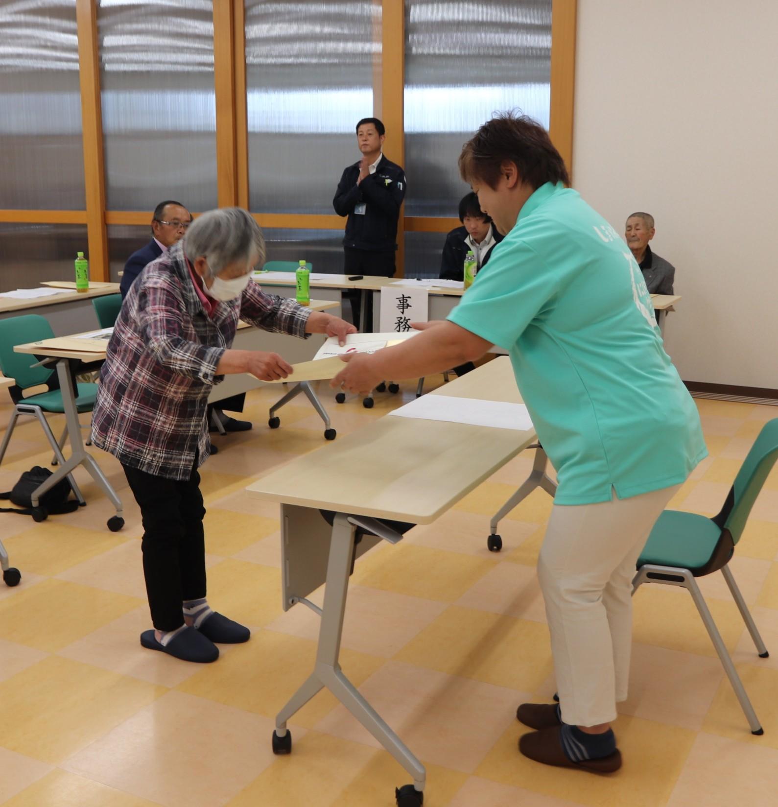 最高単価賞を受ける藤原さん.JPG