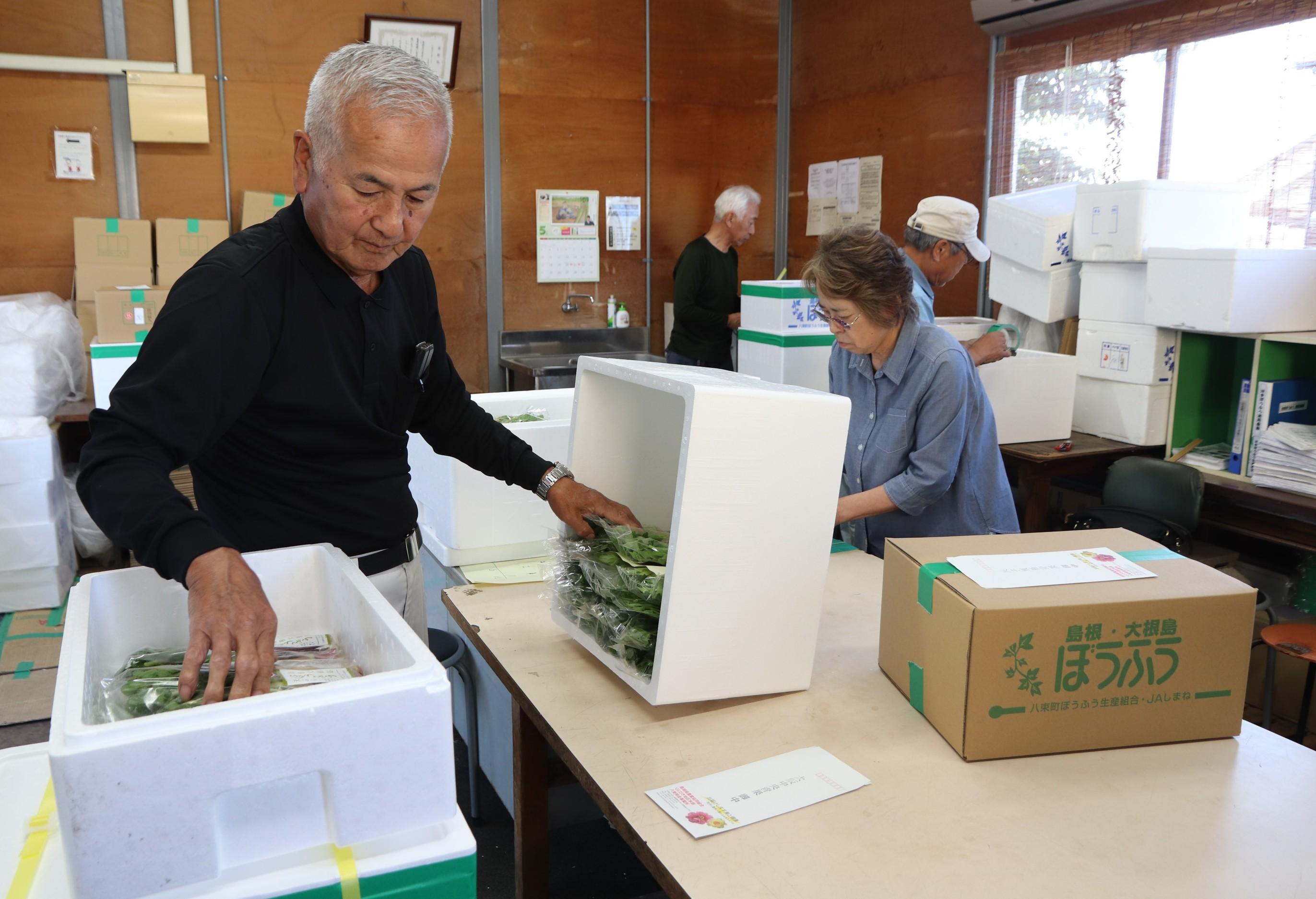 出荷作業をする吉岡組合長と組合員(IMG_3941).JPG