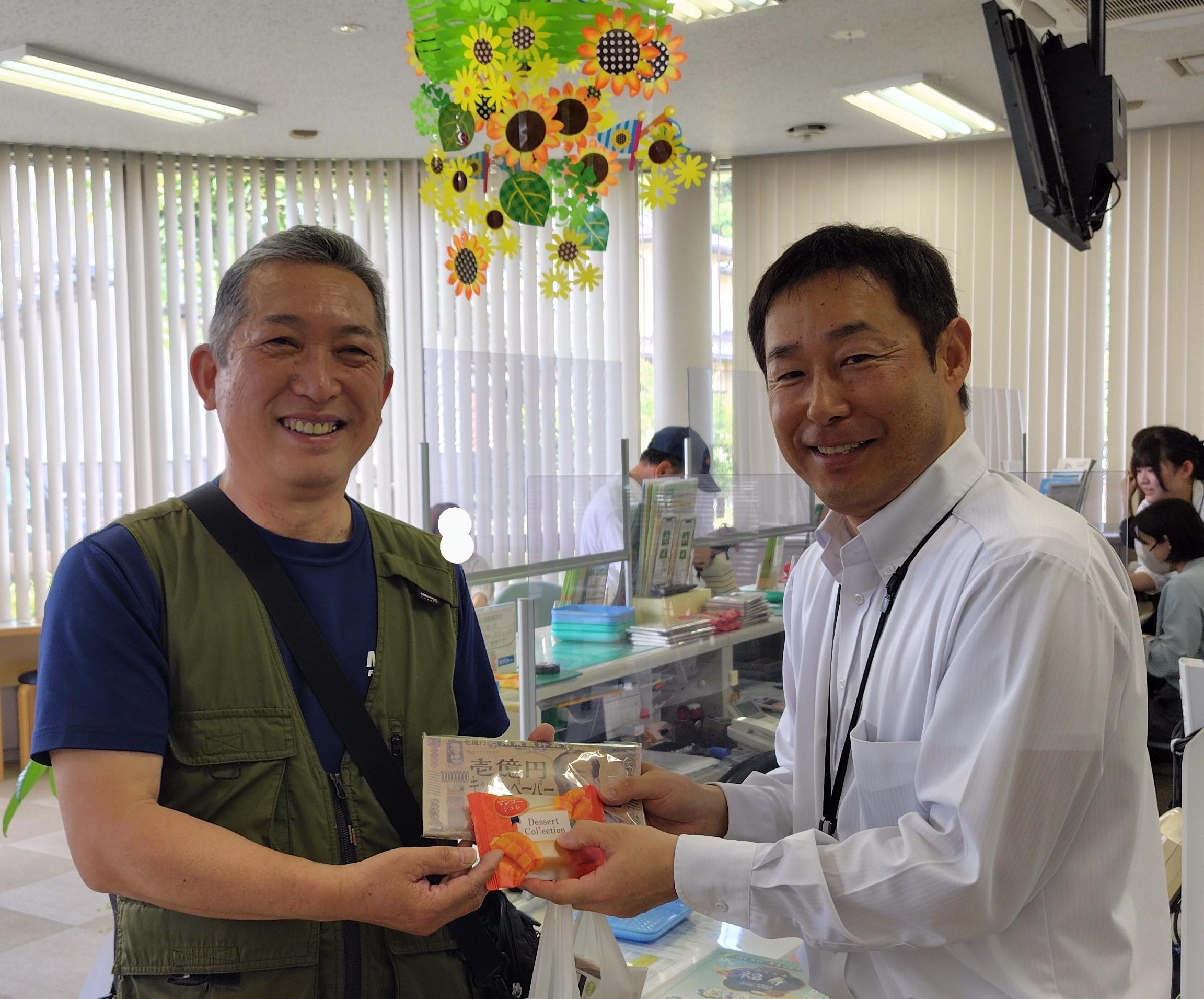 プレゼントを受け取る来店者(古江支店).JPG