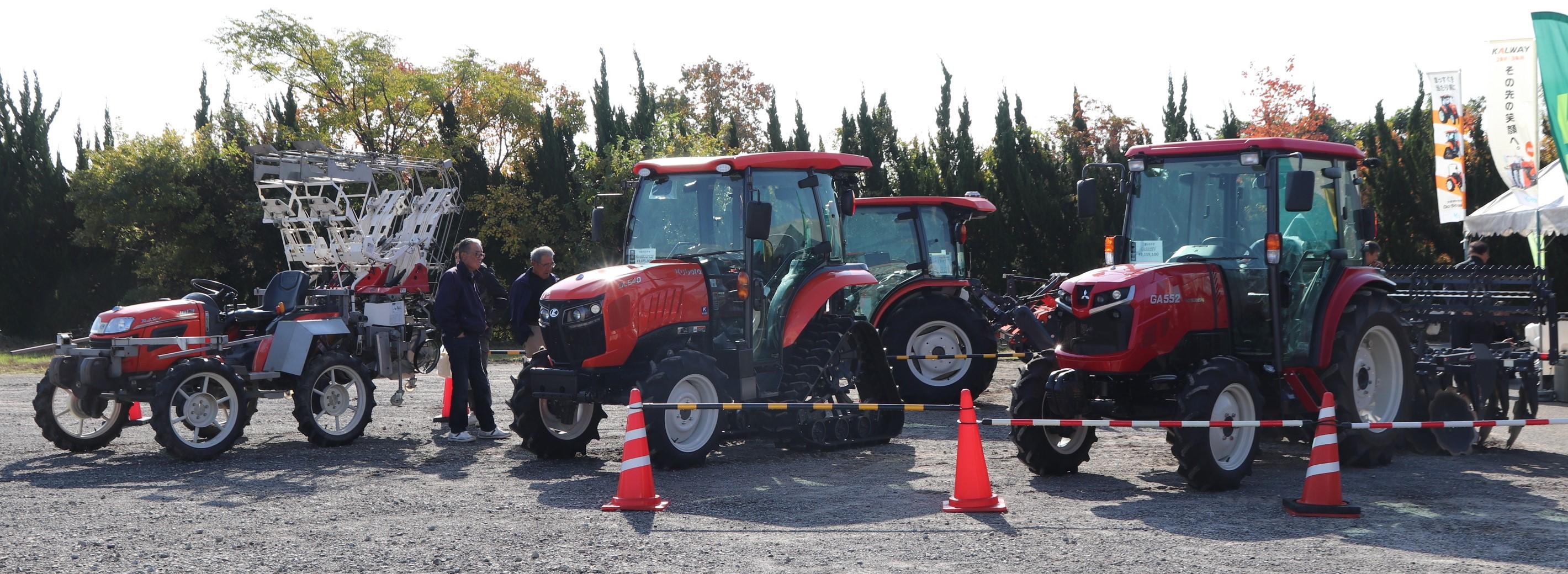 トラクターやコンバインの展示.JPG