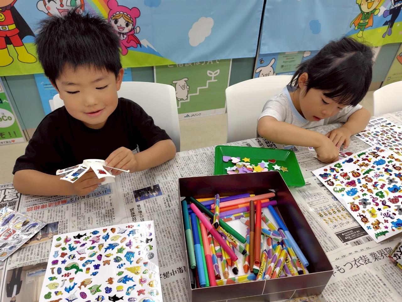 オリジナルのかざぐるまを作る来場者.jpg