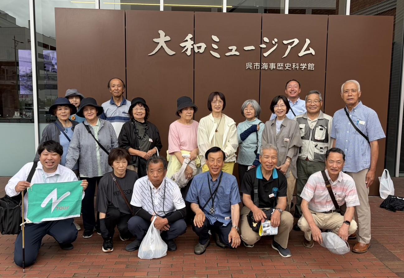 大和ミュージアムで記念撮影をする参加者(IMG_9703).jpg