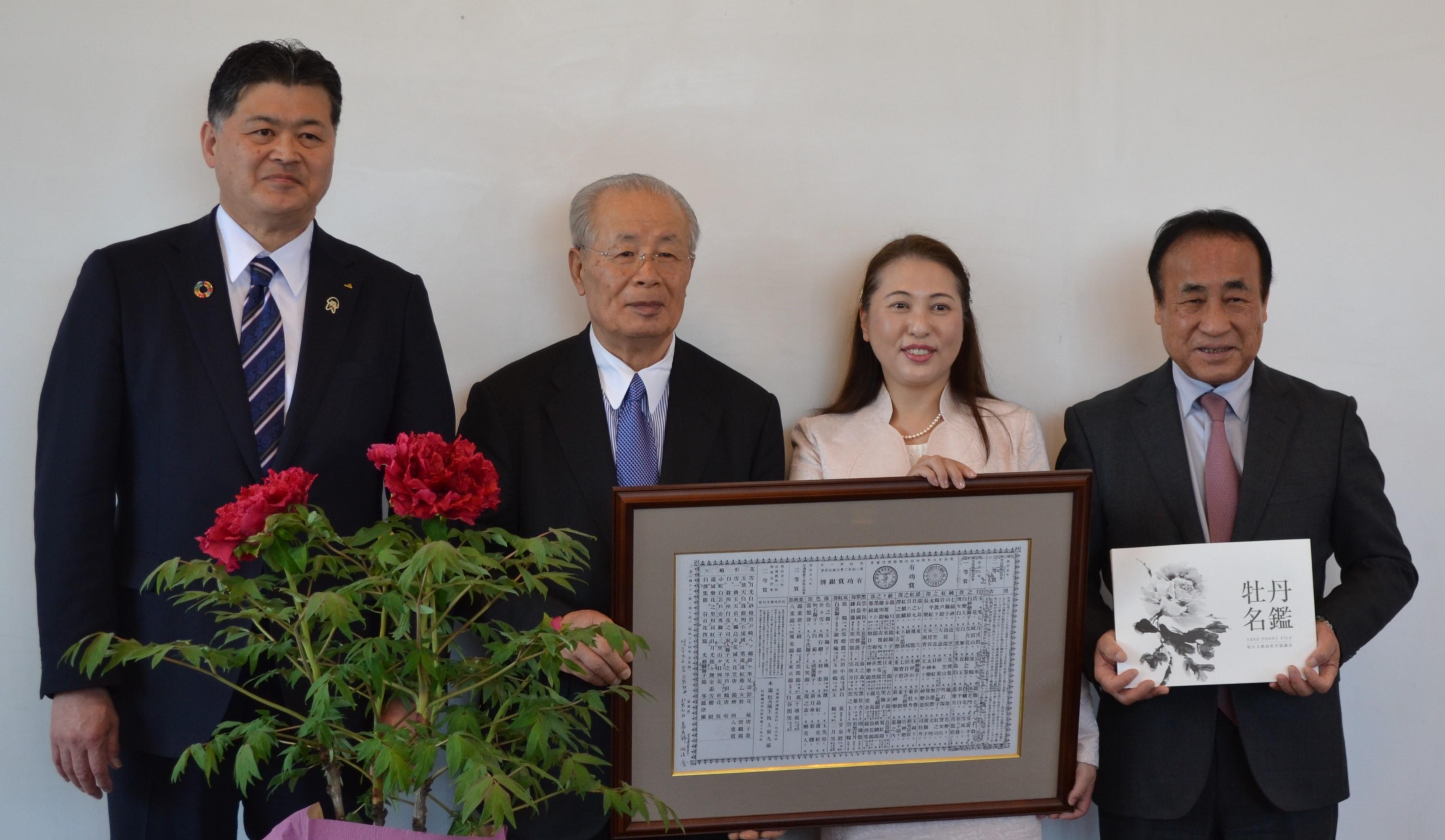 （左から）越野本部長、松浦さん、山崎晴恵宝塚市長、井上輝俊副市長.jpg