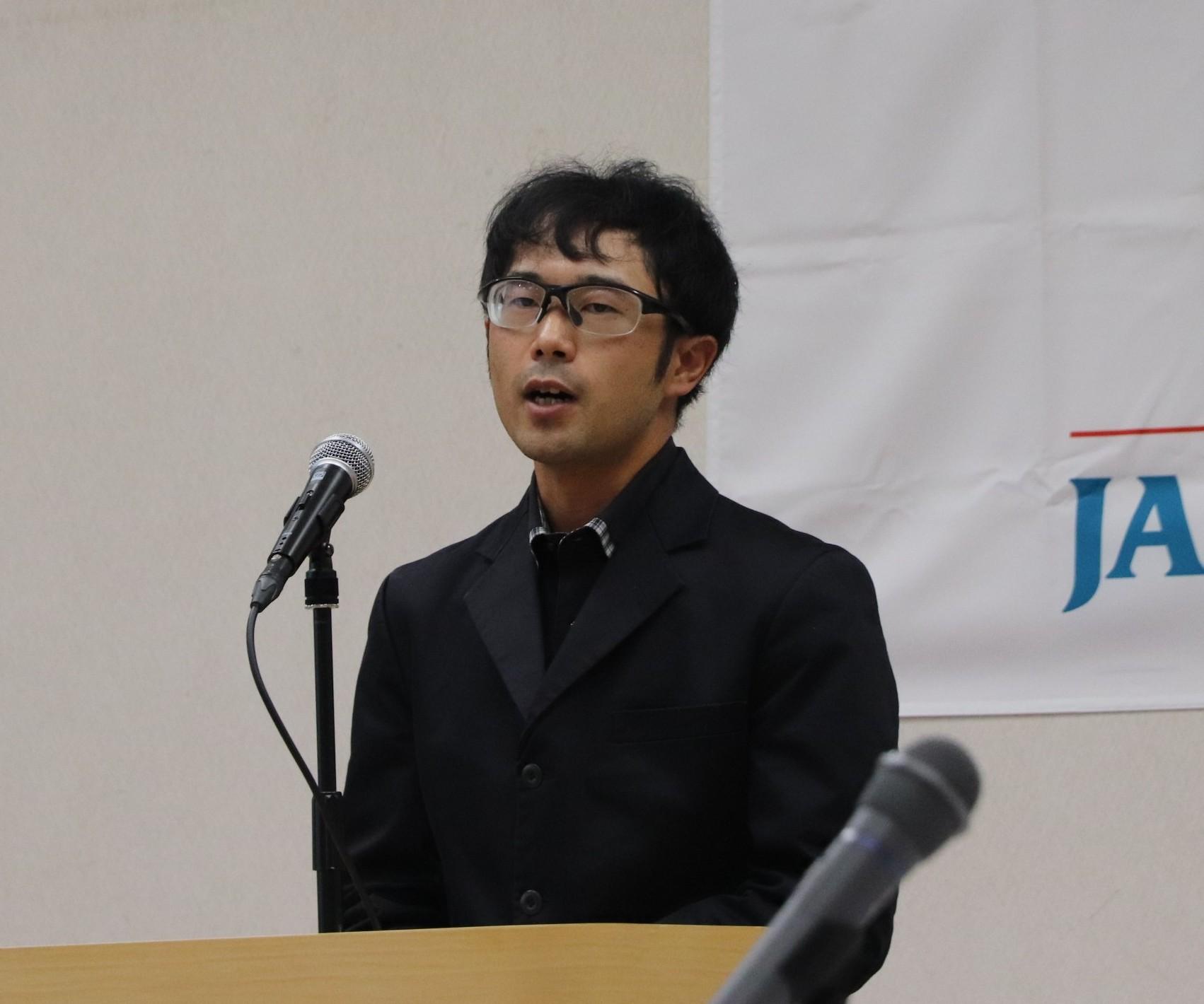 挨拶する上山根委員長（IMG_5157）.JPG