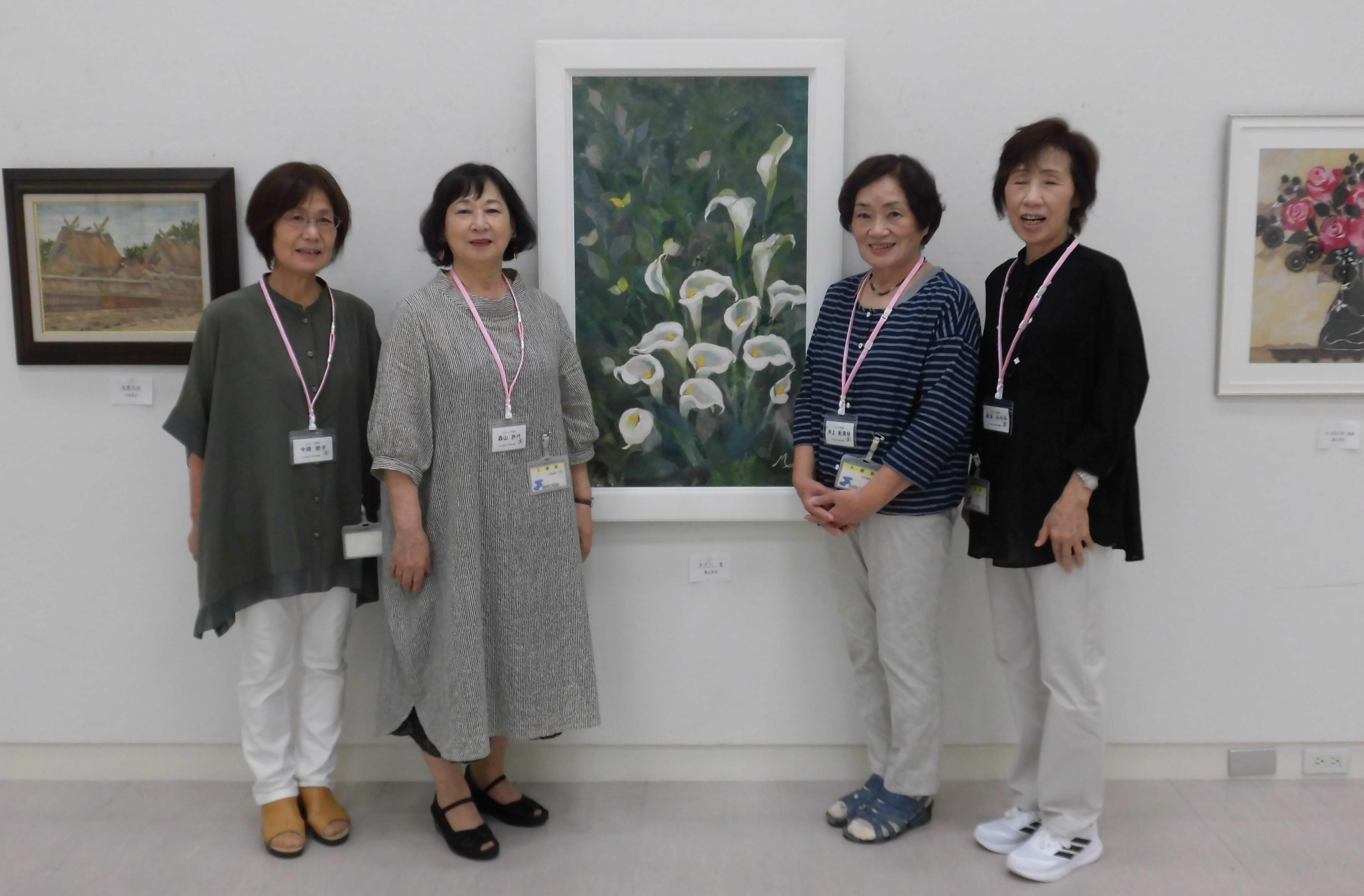 出展されたグループ秋桜のメンバー(左から)今岡節子さん、森山許代さん、井上紀美枝さん、岸本みや子さんt.jpg