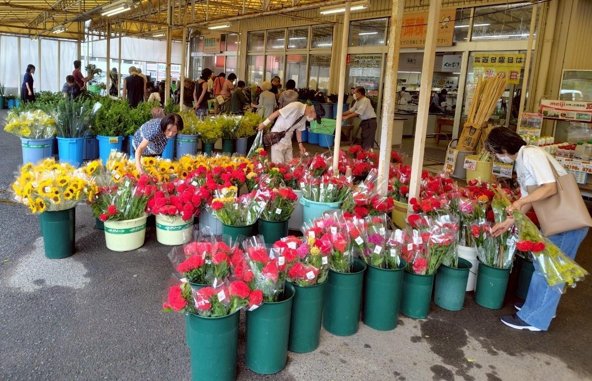 花を買い求める来店者(JAグリーンつだ).jpeg