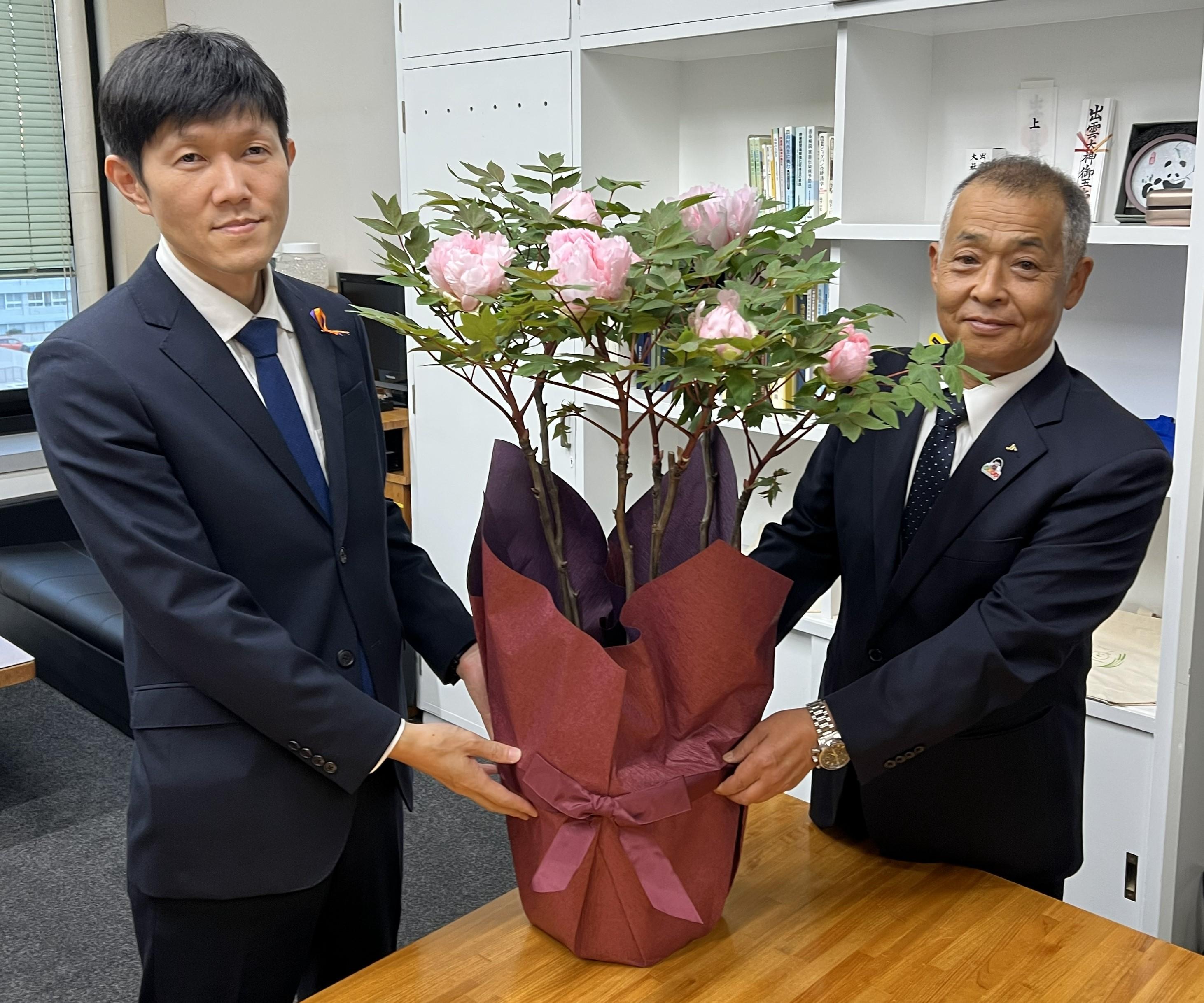 牡丹を受け取る山本物調（左）と中村副本部長.jpg