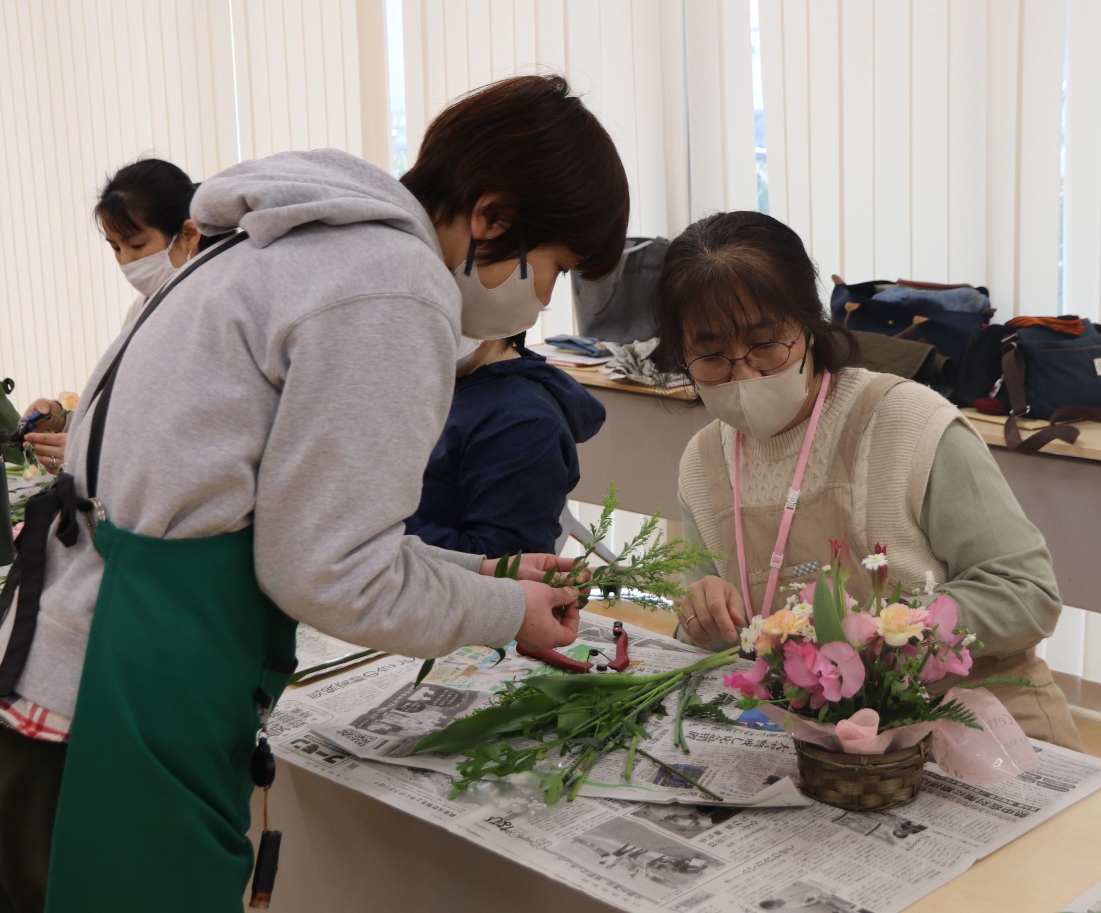 フラワーアレンジメントに取り組む様子.JPG