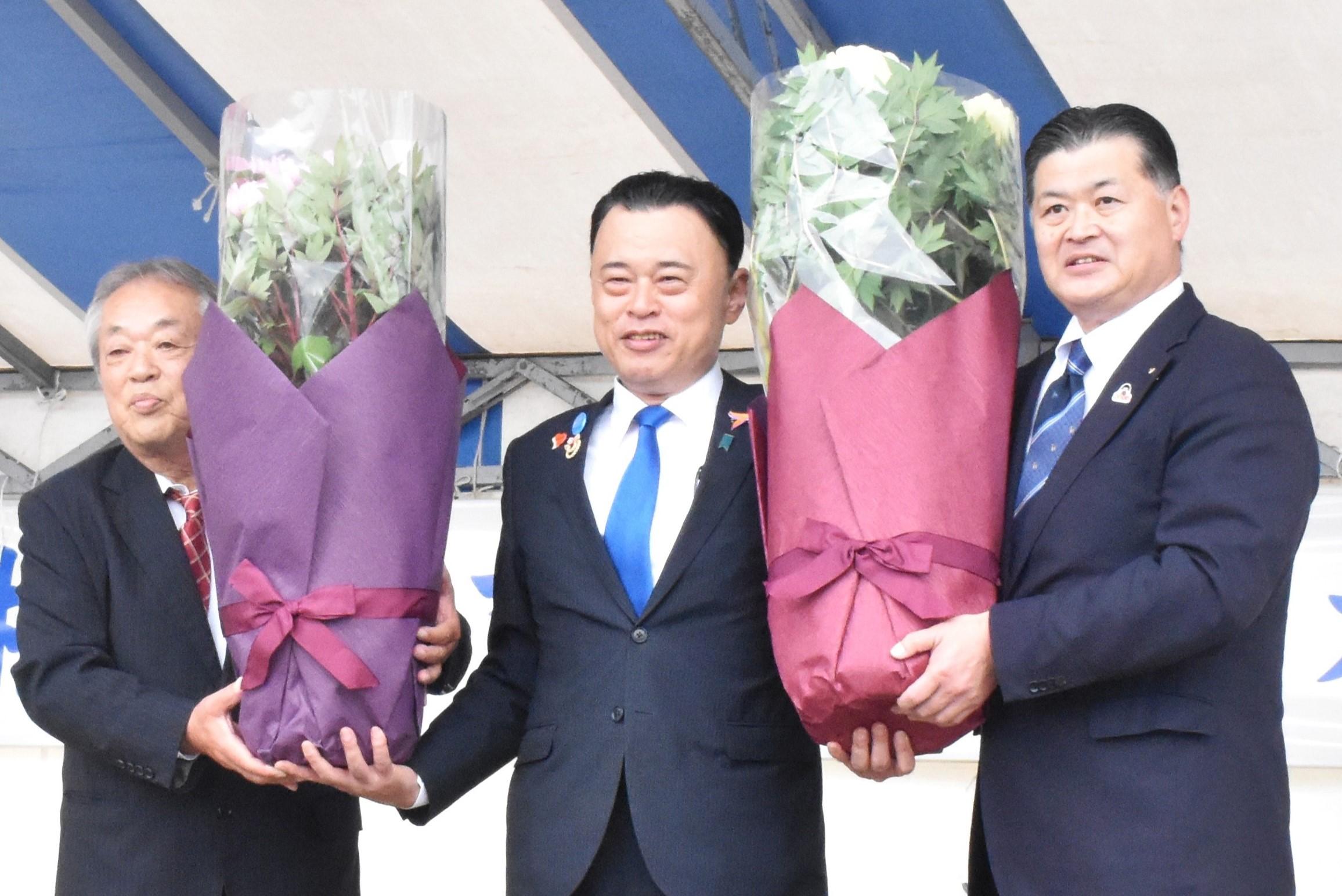 丸山知事(中央)に大根島牡丹を贈呈する足立利人会長(左)越野浩昭本部長(右).jpg